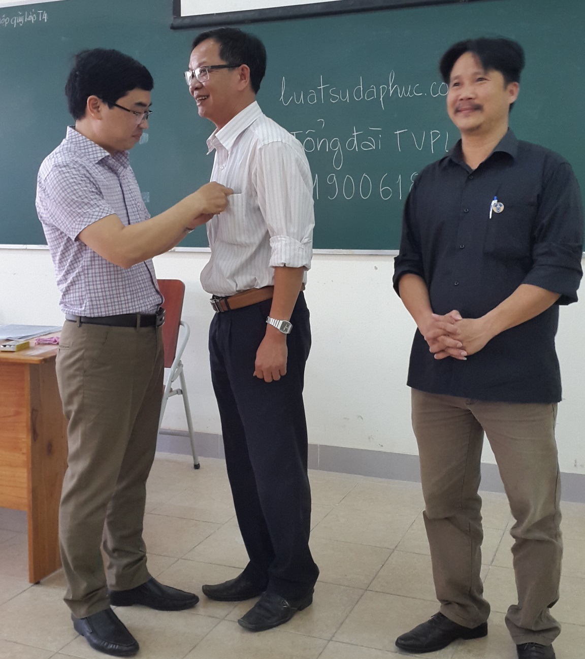LS - Giảng viên Lê Ngọc Hà tặng huy hiệu Luật sư cho HV xuất sắc
