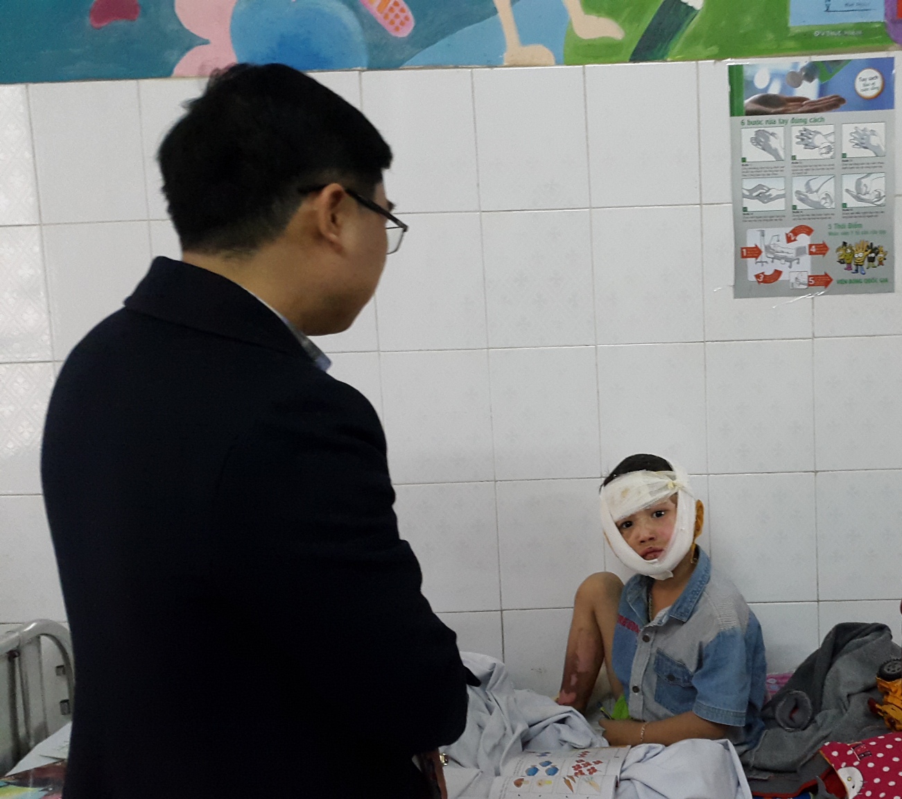 Luật sư Lê Ngọc Hà đến thăm bệnh nhân khoa nhi Viện bỏng Quốc gia