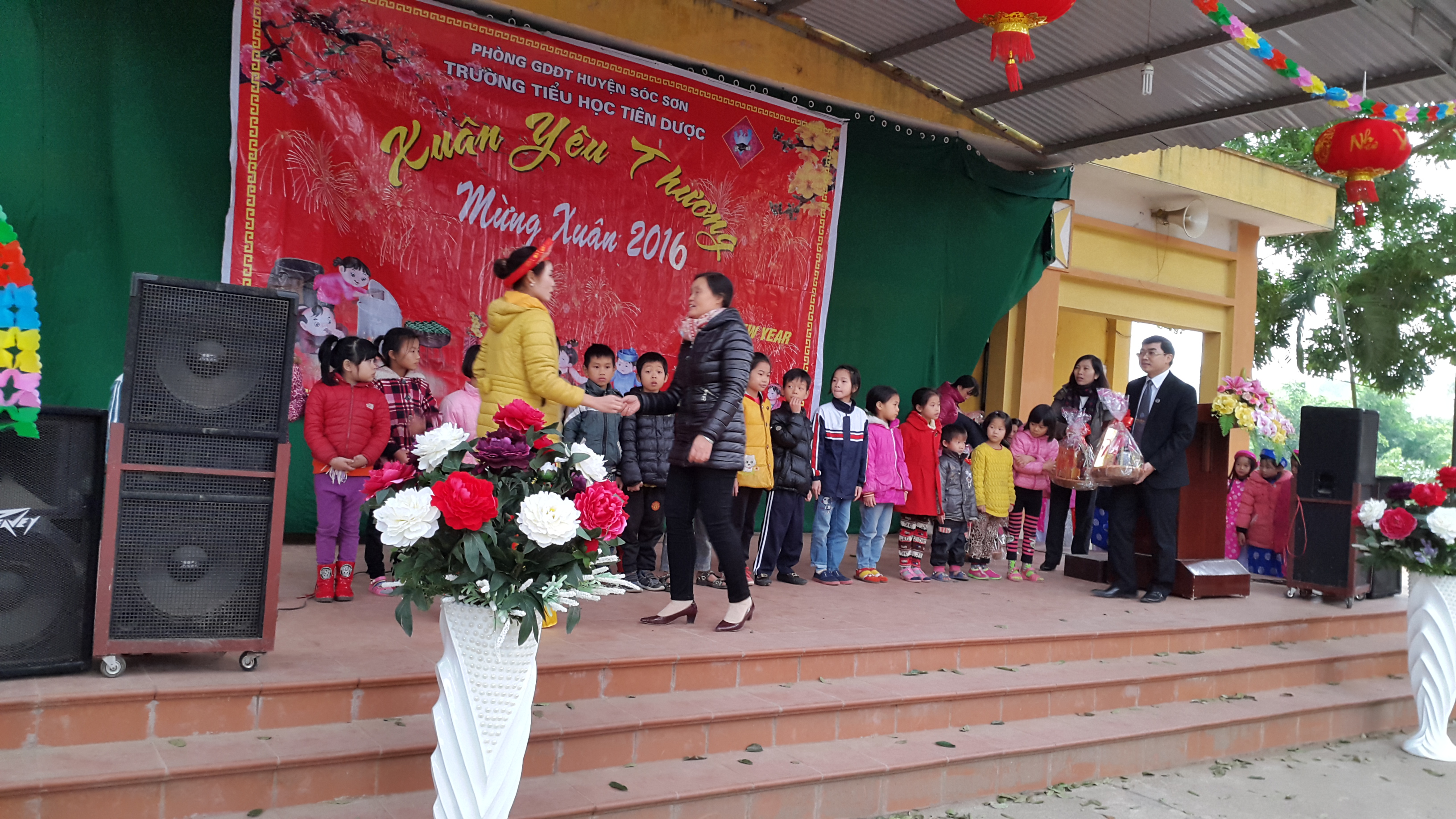 VPLS Đa Phúc tặng quà Tết cho các học sinh nghèo vượt khó tại Trường tiểu học Tiên Dược - Sóc Sơn - Hà Nội