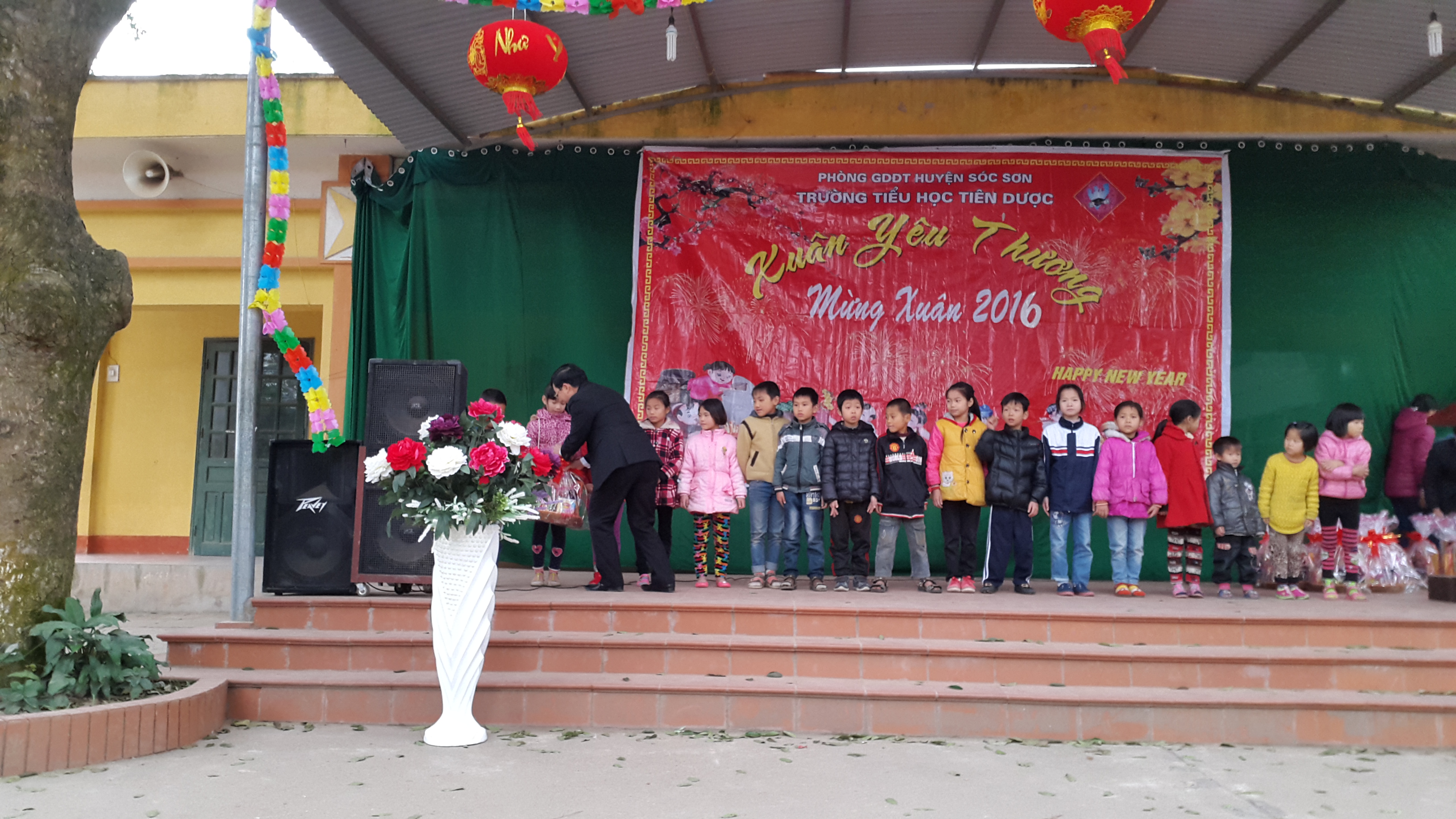 VPLS Đa Phúc tặng quà Tết cho các học sinh nghèo vượt khó tại Trường tiểu học Tiên Dược - Sóc Sơn - Hà Nộ