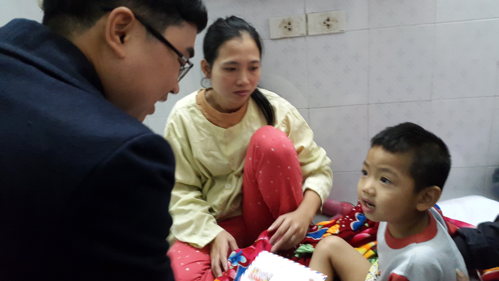 Luật sư Lê Ngọc Hà tặng quà từ thiện cho bệnh nhân Viện bỏng Quốc gia
