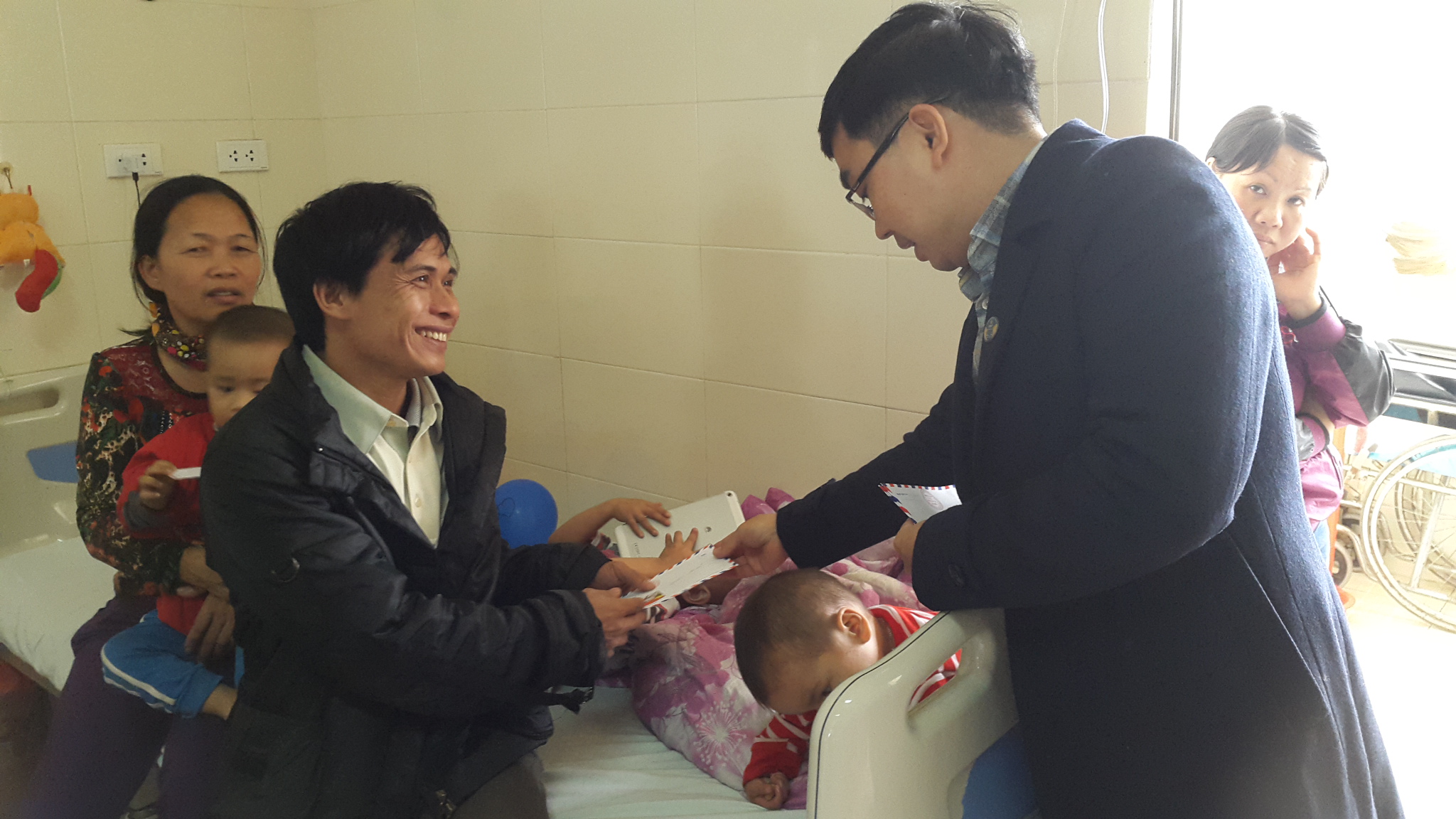 Luật sư Lê Ngọc Hà tặng quà từ thiện cho bệnh nhân Viện bỏng Quốc gia