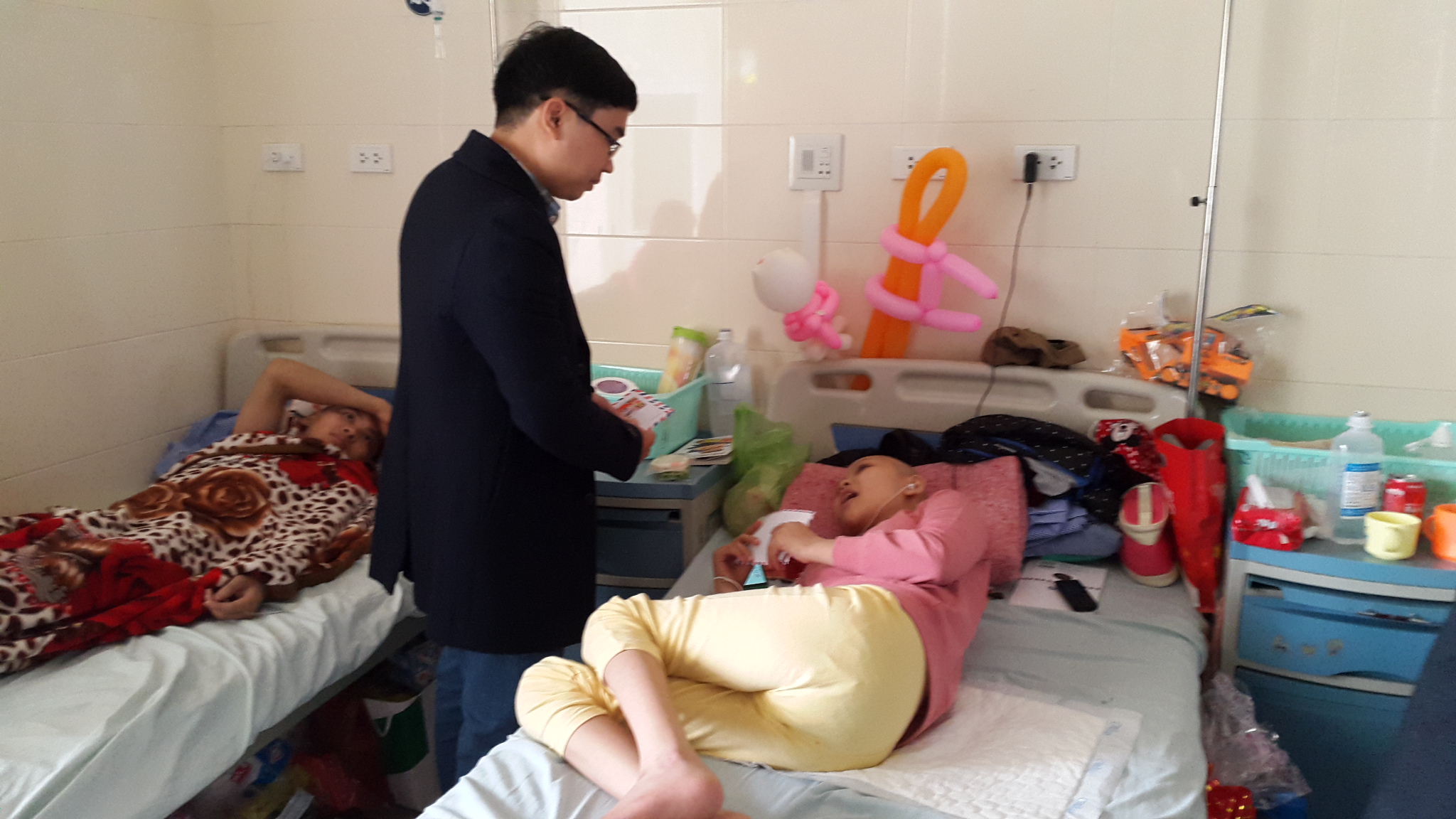 Luật sư Lê Ngọc Hà tặng quà từ thiện cho bệnh nhân trẻ em Bệnh viện K