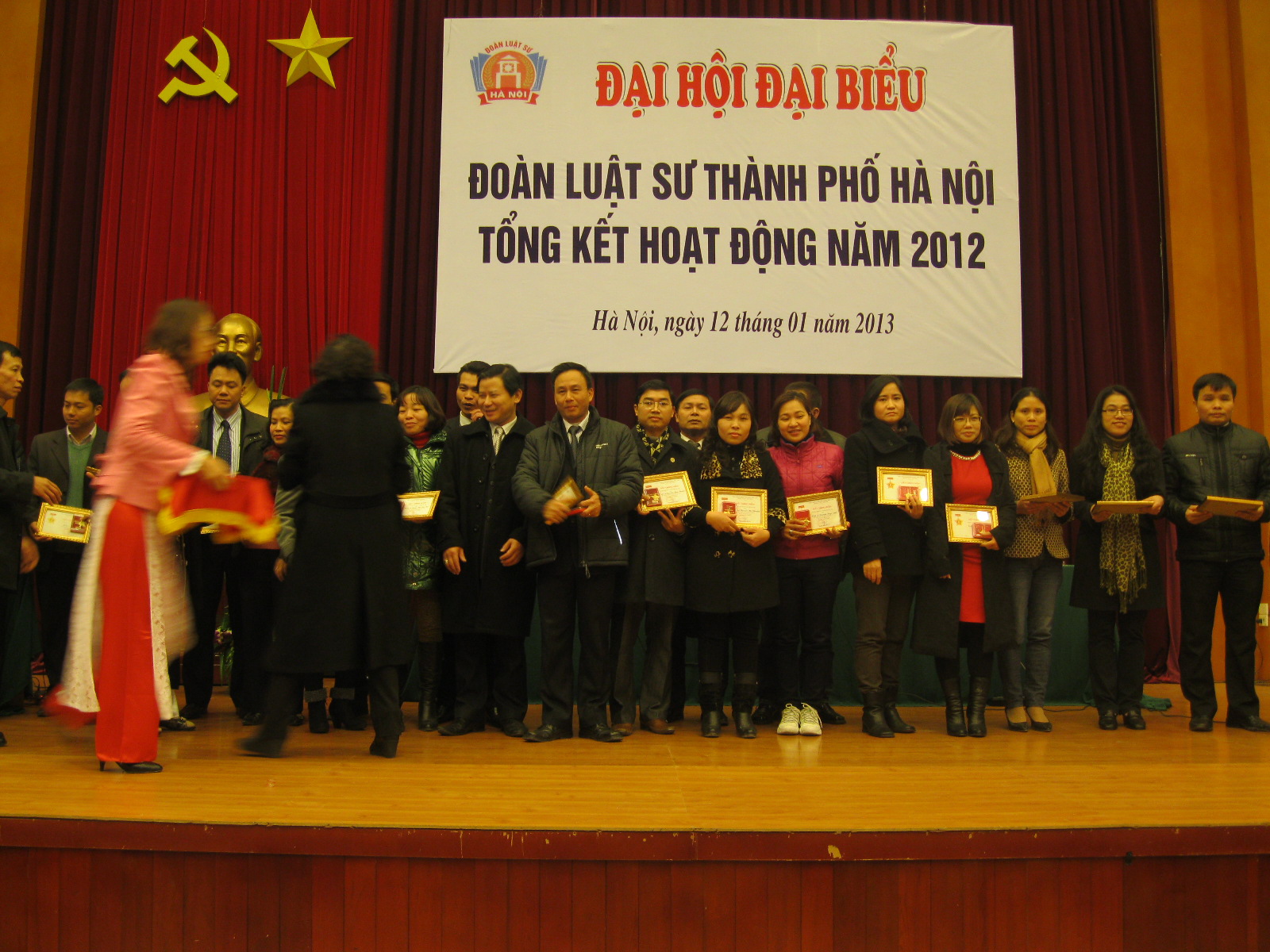 LS Lê Ngọc Hà nhận kỷ niệm chương Bảo vệ công lý năm 2012 trong Lễ tổng kết hoạt động Đoàn LS Hà Nội năm 2012
