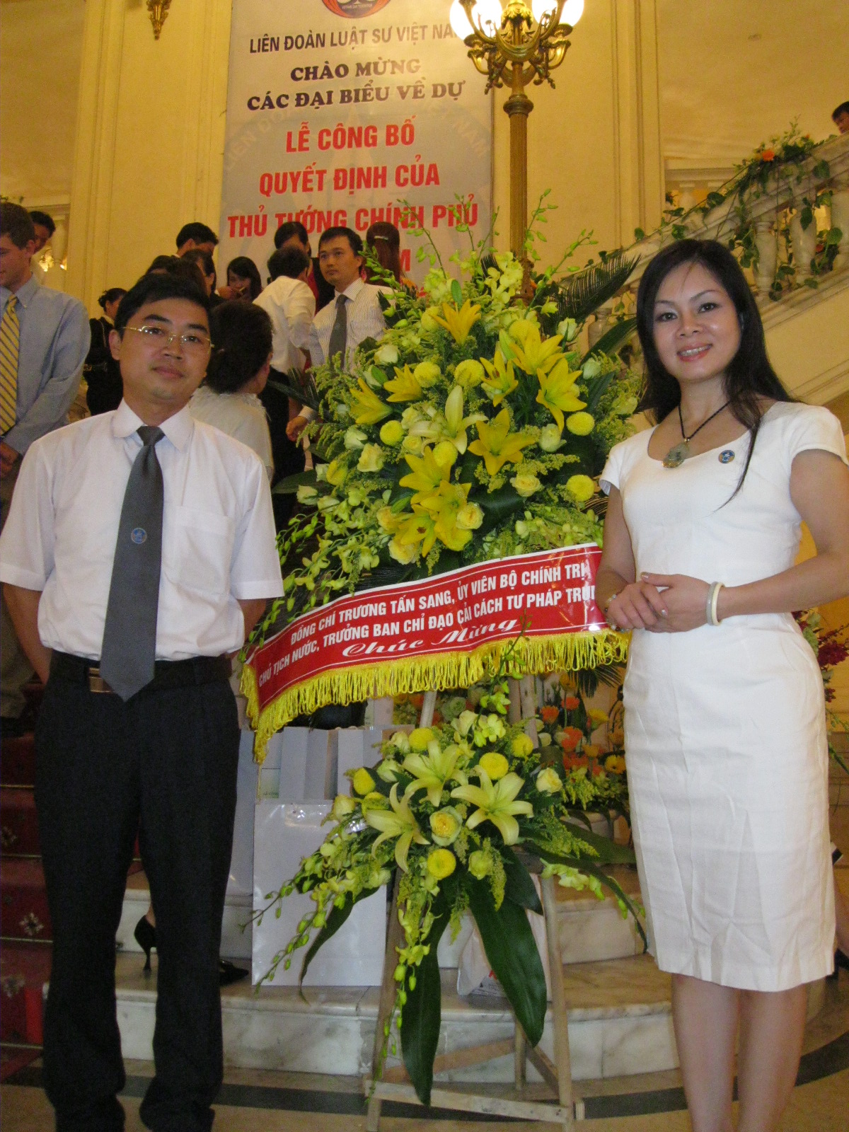 Trưởng VPLS Đa Phúc và LS đồng nghiệp chụp ảnh kỷ niệm bên lẵng hoa của Chủ tịch nước
