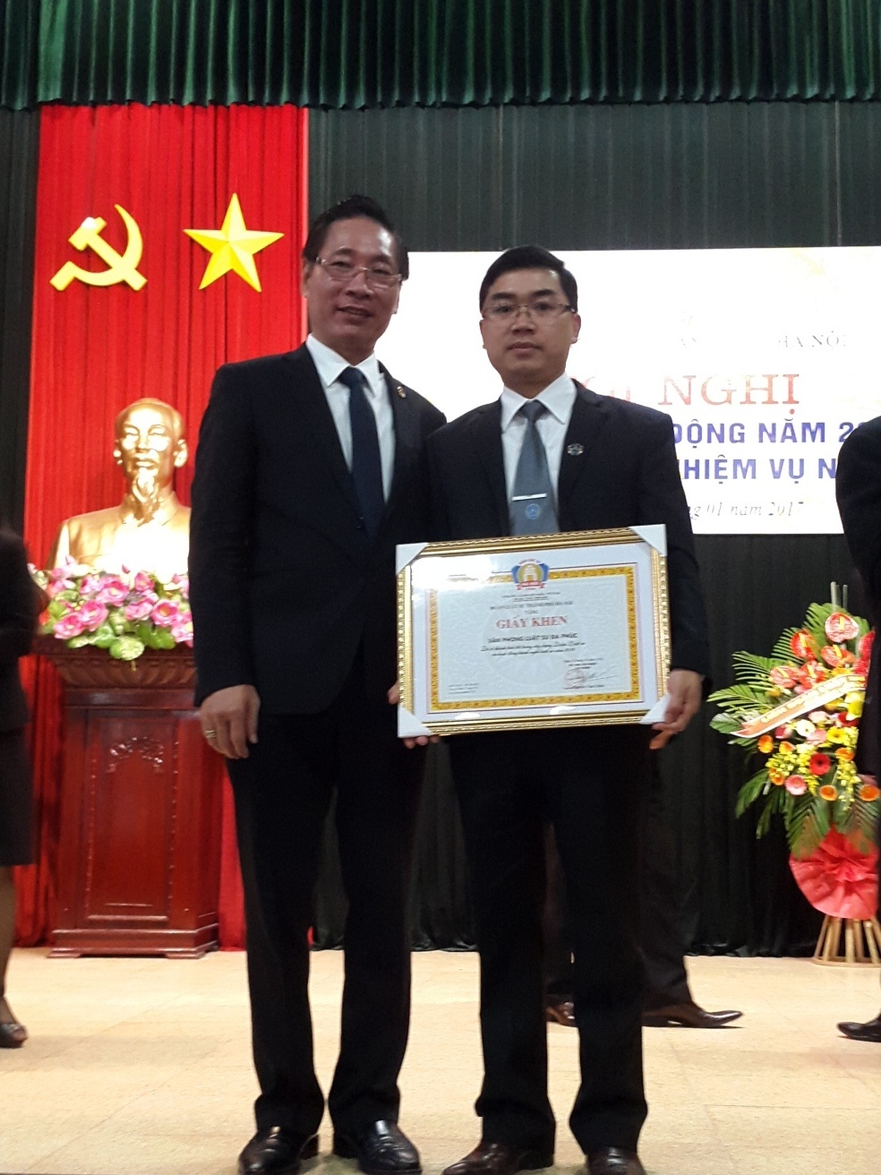 LS Lê Ngọc Hà và Đại biểu Quốc hội - Chủ nhiệm Đoàn LS Hà Nội Nguyễn Văn Chiến